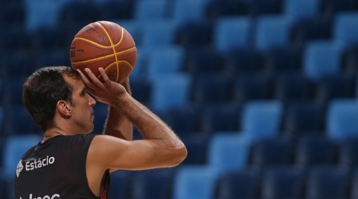 ESPECIAL com o jogador de basquete do time do Flamengo, Marcelo Machado mais conhecido como Marcelinho, (nascido no Rio de Janeiro em 12 de abril de 1975) que atua como ala-armador. Na foto Marcelinho e  Anderson Varej&atilde;o (piv&ocirc;) . Foto: Daniel Castelo Branco / Ag&ecirc;ncia O Dia