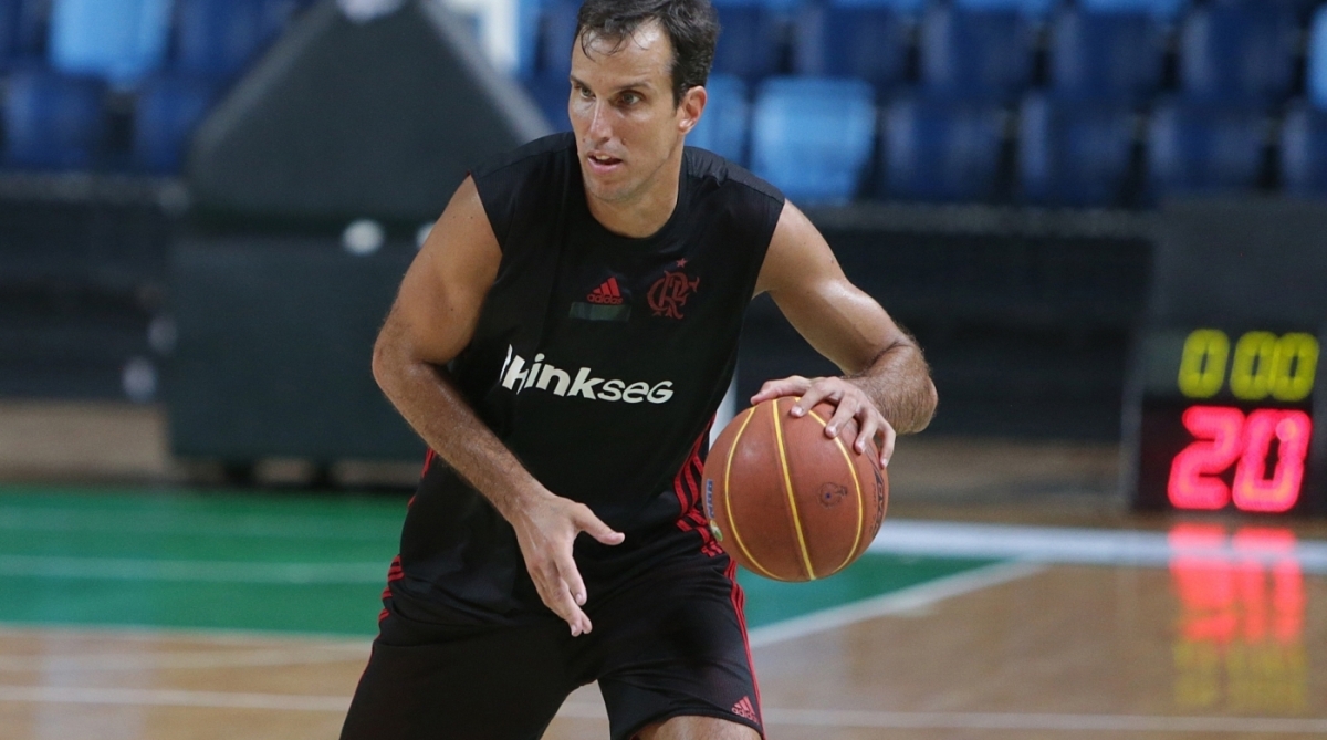 ESPECIAL com o jogador de basquete do time do Flamengo, Marcelo Machado mais conhecido como Marcelinho, (nascido no Rio de Janeiro em 12 de abril de 1975) que atua como ala-armador. Na foto Marcelinho e  Anderson Varej&atilde;o (piv&ocirc;) . Foto: Daniel Castelo Branco / Ag&ecirc;ncia O Dia