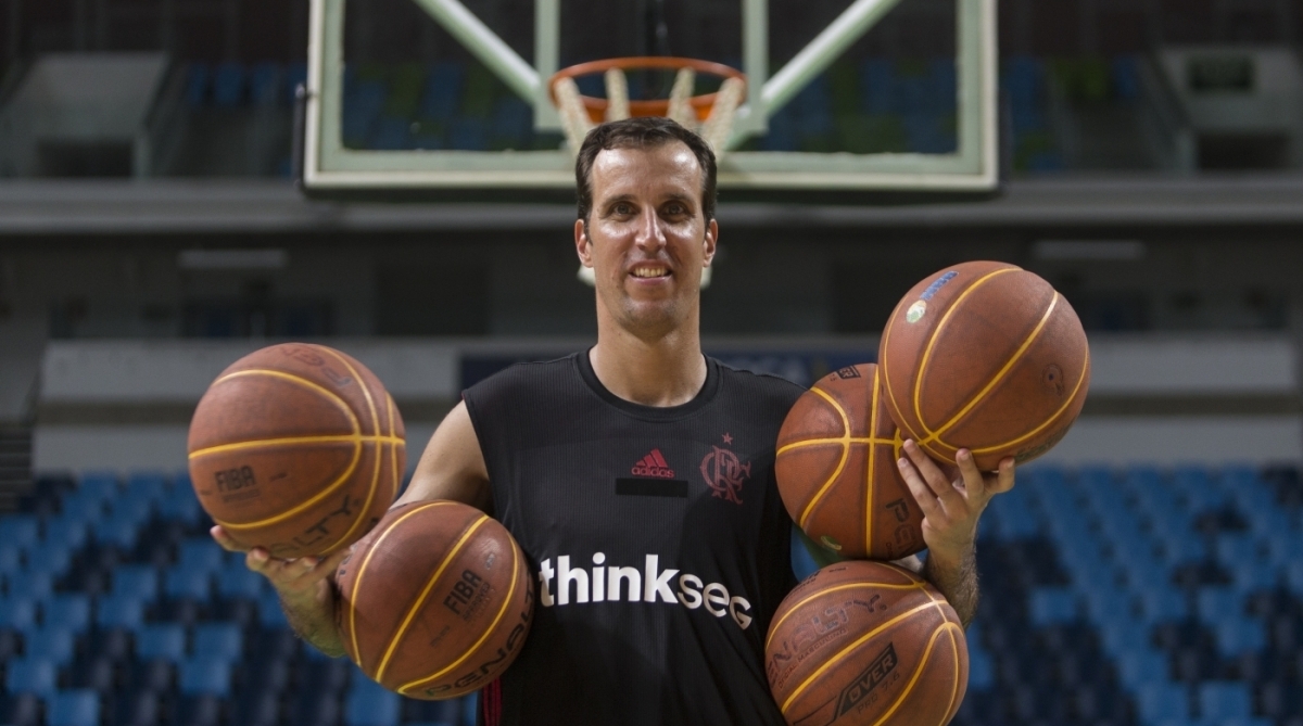 ESPECIAL com o jogador de basquete do time do Flamengo, Marcelo Machado mais conhecido como Marcelinho, (nascido no Rio de Janeiro em 12 de abril de 1975) que atua como ala-armador. Na foto Marcelinho e  Anderson Varej&atilde;o (piv&ocirc;) . Foto: Daniel Castelo Branco / Ag&ecirc;ncia O Dia