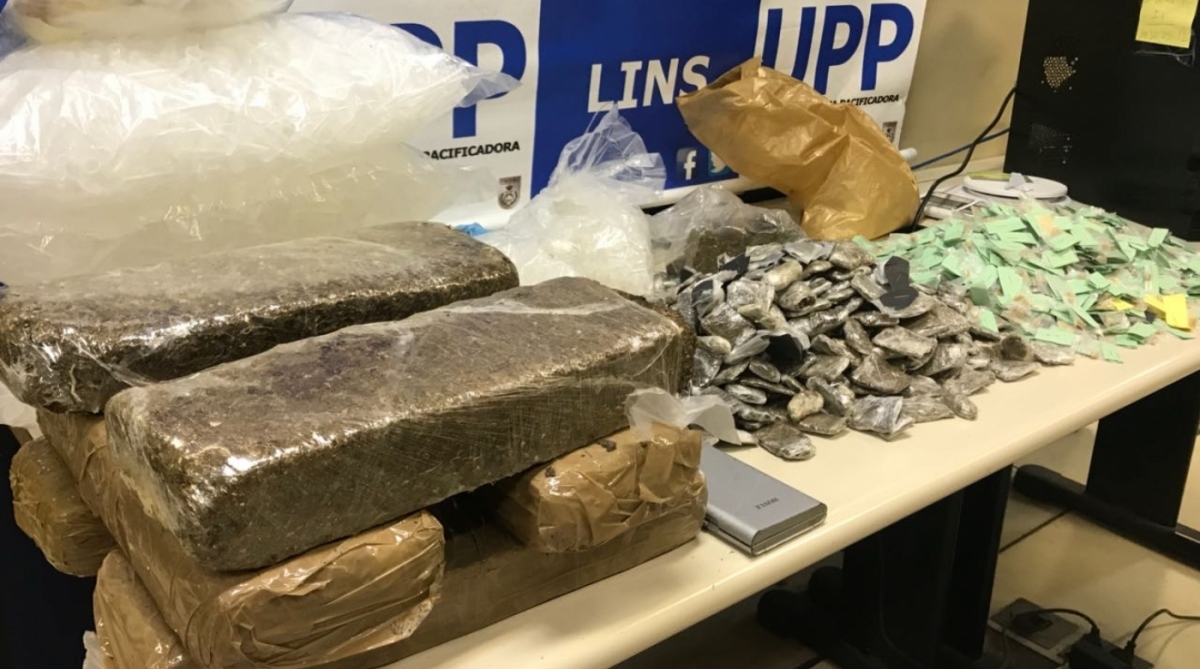 Polícia apreende drogas e material para endolação na comunidade Cachoeirinha