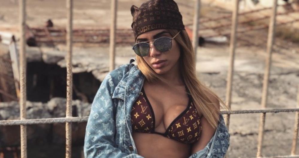 Anitta exibe corpaço em foto de biquíni