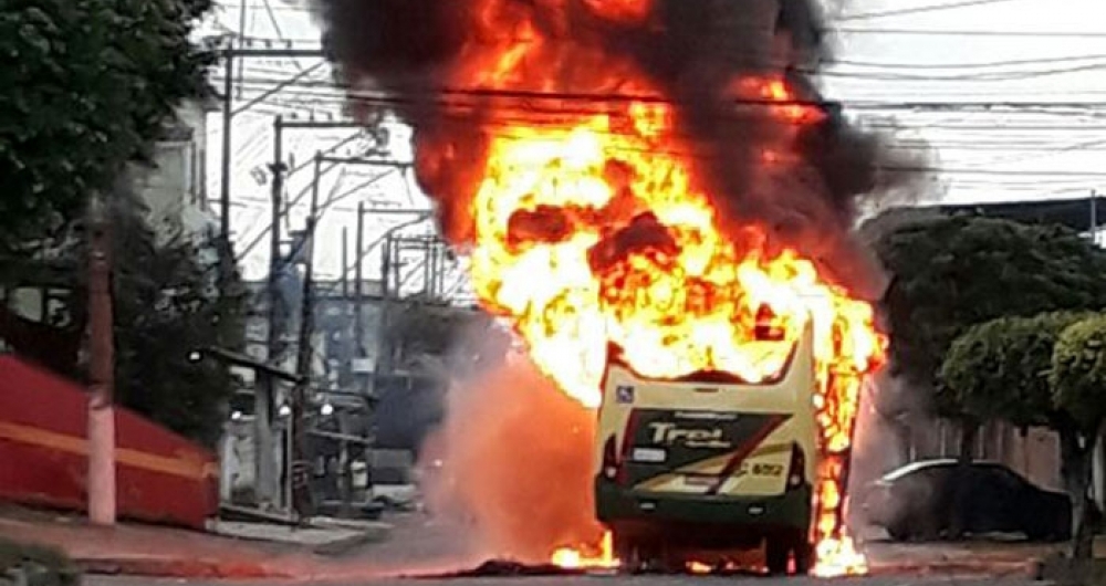 Pelo menos tr�s �nibus foram queimados ap�s uma morte em Saracuruna, em Caxias