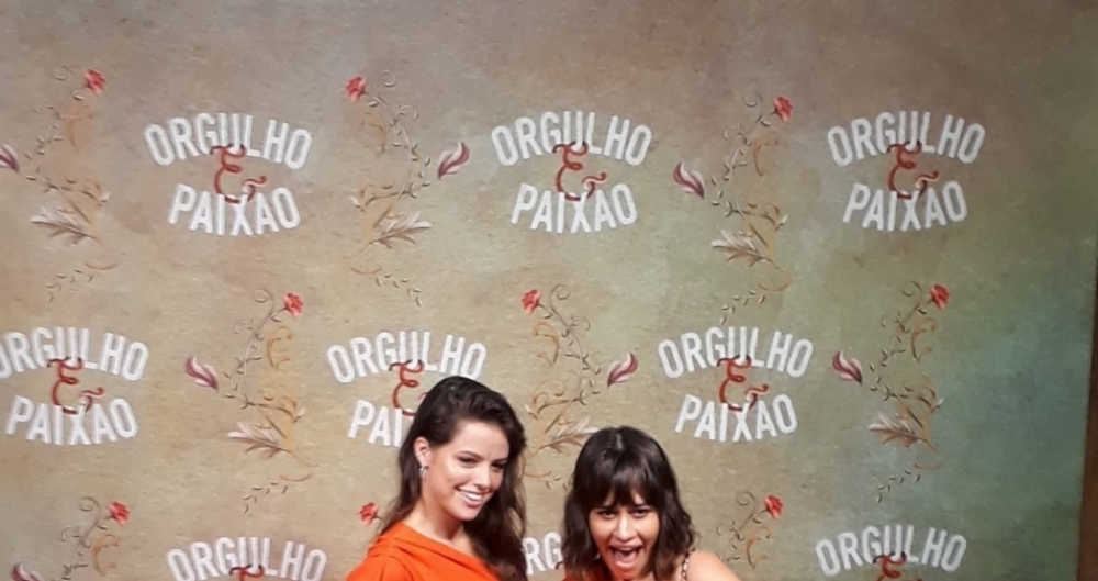 Agatha Moreira e Alessandra Negrini com roupas id�nticas