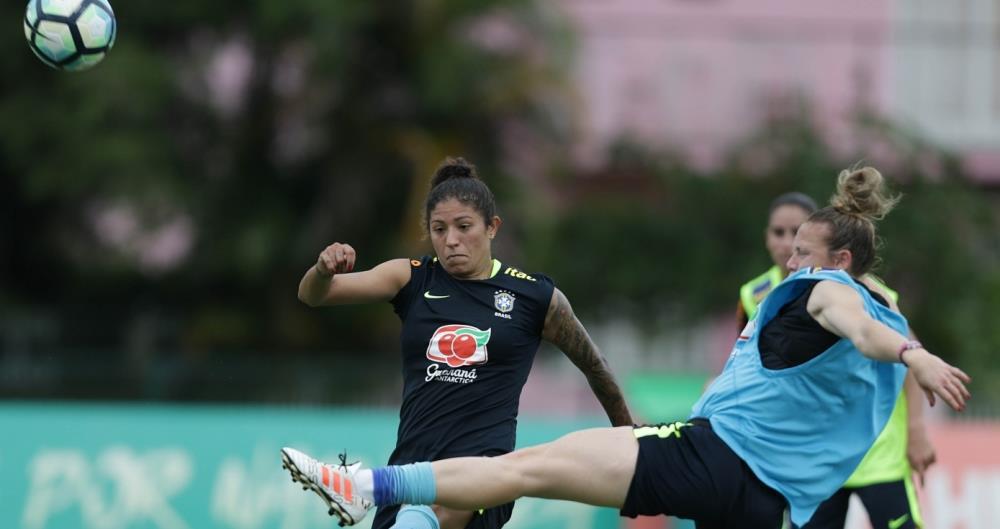 A atacante Cristiane treina na Granja Comary, mas ainda não está confirmada na Copa América