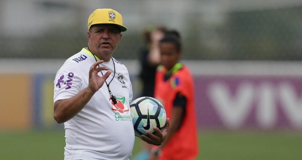 O técnico Vadão reclama de falta de planos para o futebol feminino 