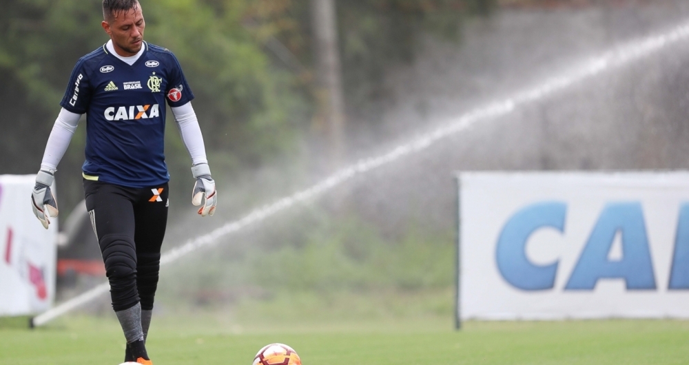 Falha de Diego contra o River Plate faz galera conjugar o verbo 'muralhar'
