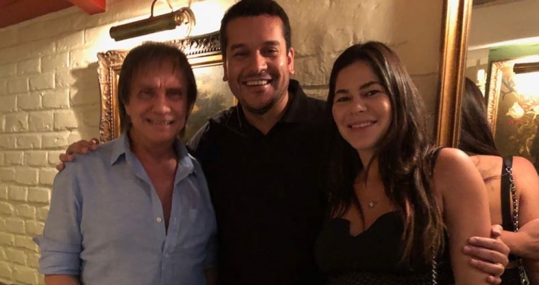 Roberto Carlos com o secretário estadual de cultura do Rio Leandro Monteiro e sua esposa Roberta Bruno