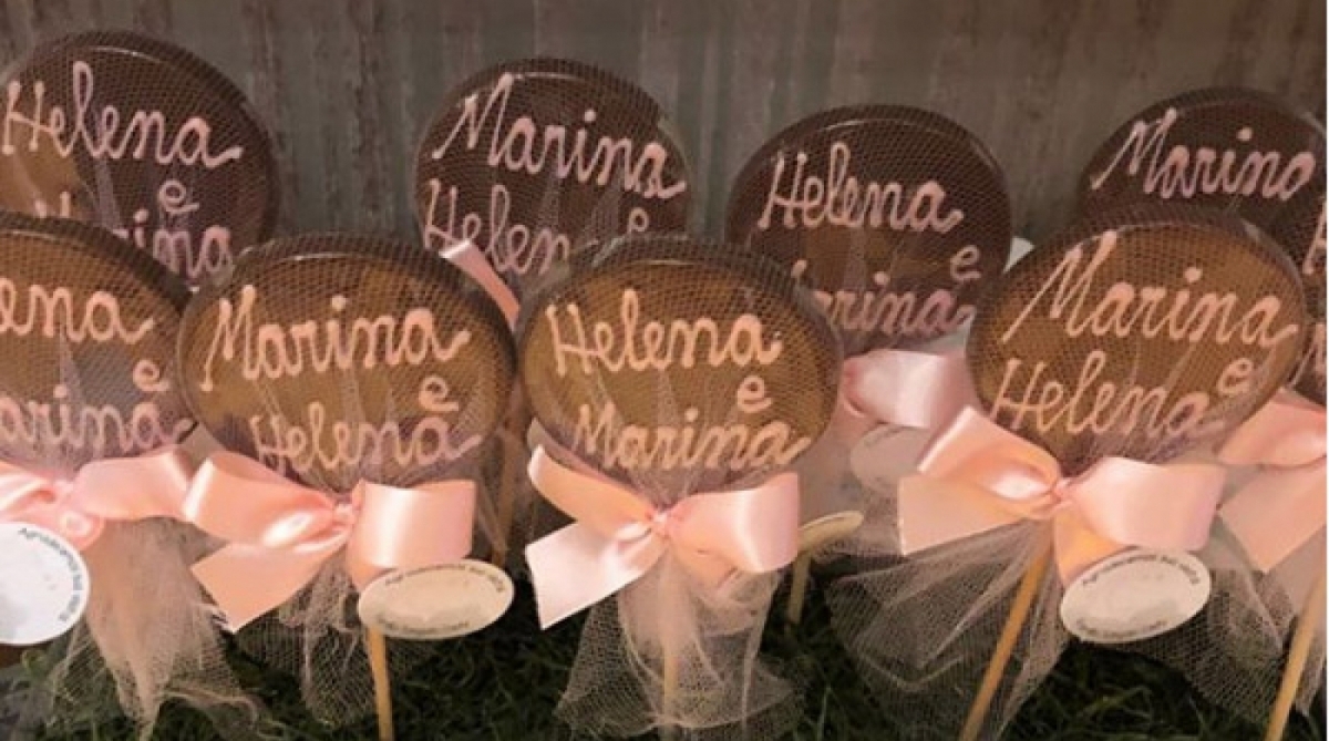 Ivete Sangalo mostra lembrancinhas do nascimento das gêmeas