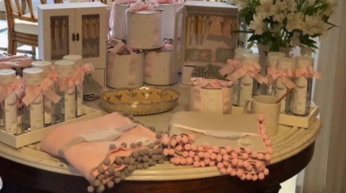 Ivete Sangalo mostra lembrancinhas do nascimento das gêmeas