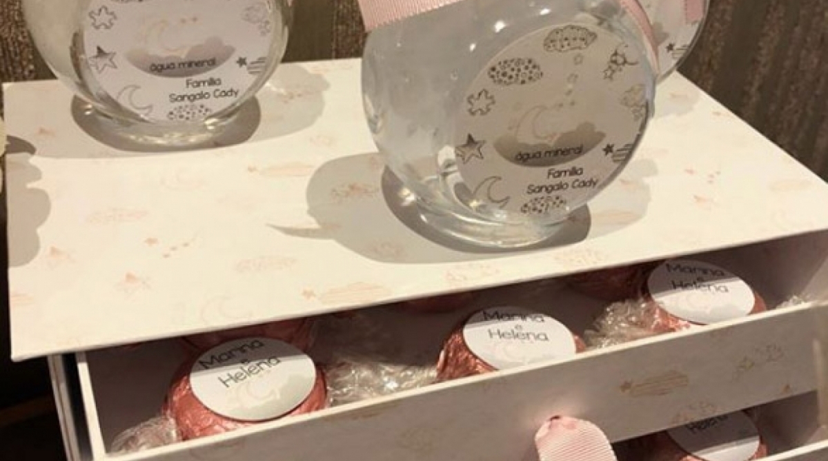 Ivete Sangalo mostra lembrancinhas do nascimento das gêmeas