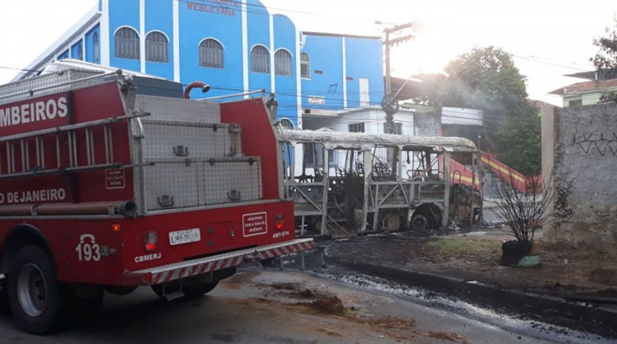 Ônibus ficaram completamente destruídos 