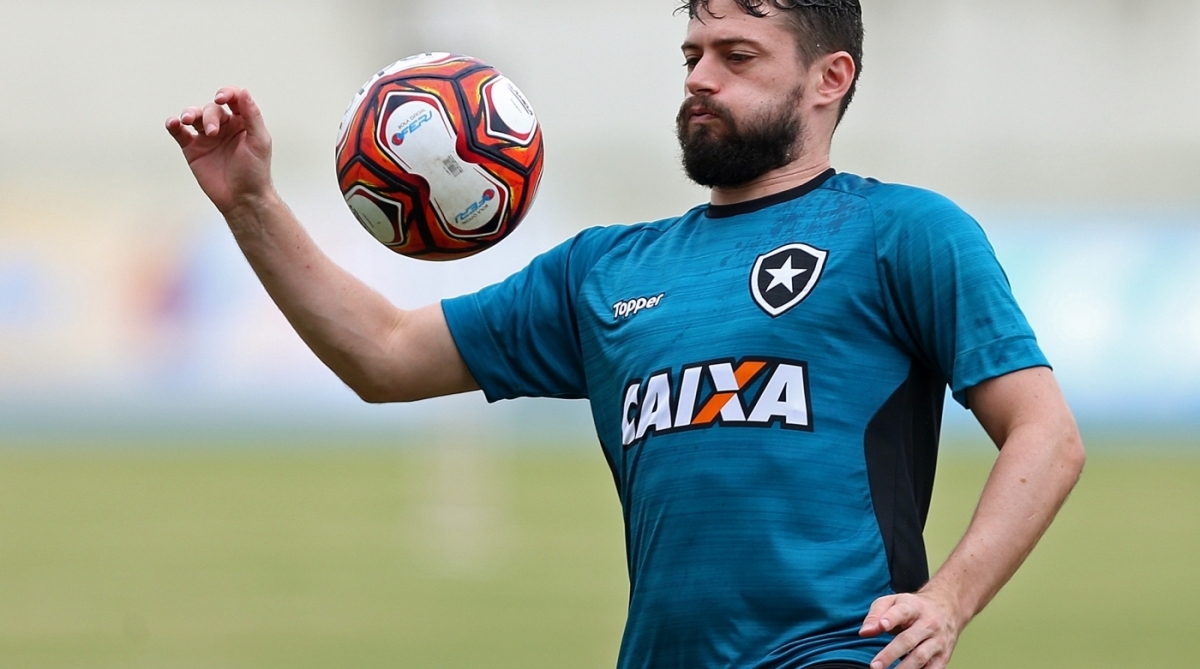 João Paulo tem a missão de comandar o meio de campo do Botafogo
hoje à tarde - VITOR SILVA / SSPRESS / BOTAFOGO