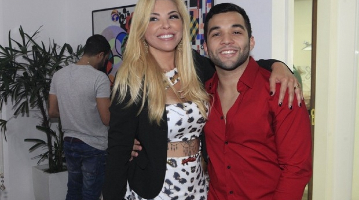 Agatha Moreira e Alessandra Negrini com roupas idênticas