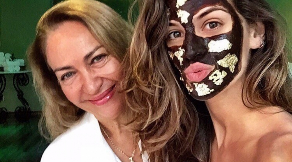 Menina que esta usando a mascara é a Izabel Goulart, modelo. 