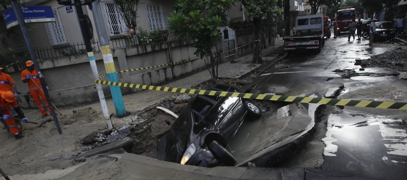 Carro foi 'engolido' por buraco causado por vazamento de tubulação em rua de Vila Isabel