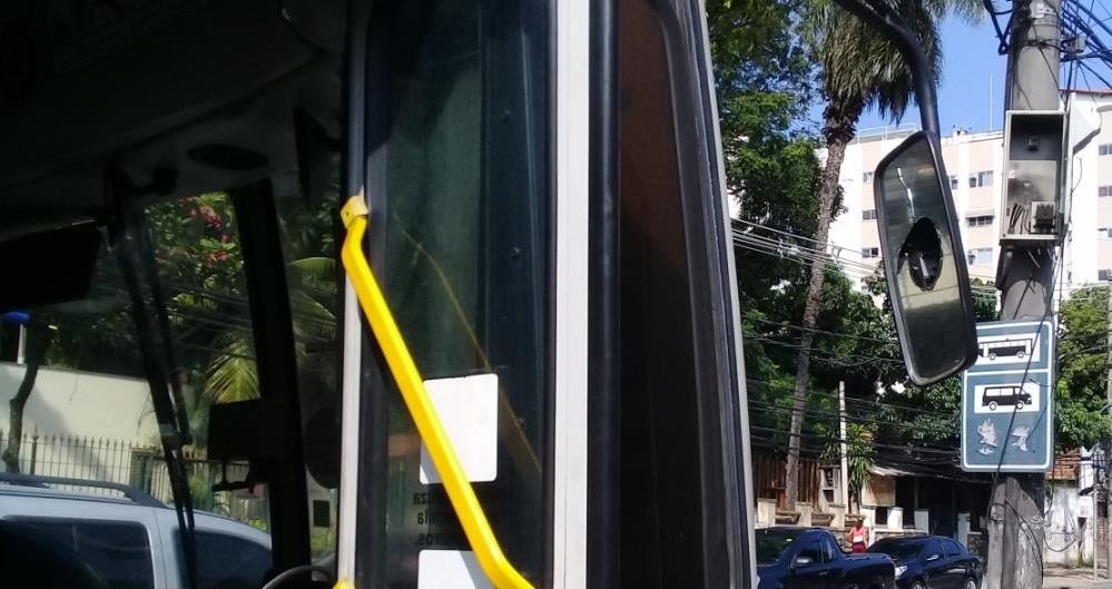 Ônibus da Litoral Rio teve o retrovisor direito quebrado por motoristas da viação que estão em greve