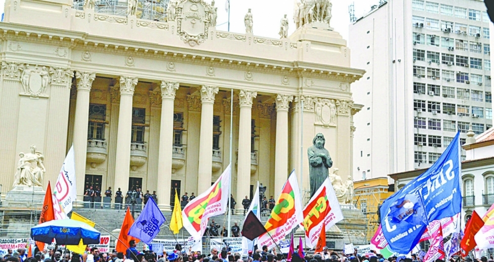 Servidores estaduais protestaram em frente � Alerj, em maio, quando o aumento da al�quota previdenci�ria de 11% para 14% foi aprovado por maioria do plen�rio da Casa