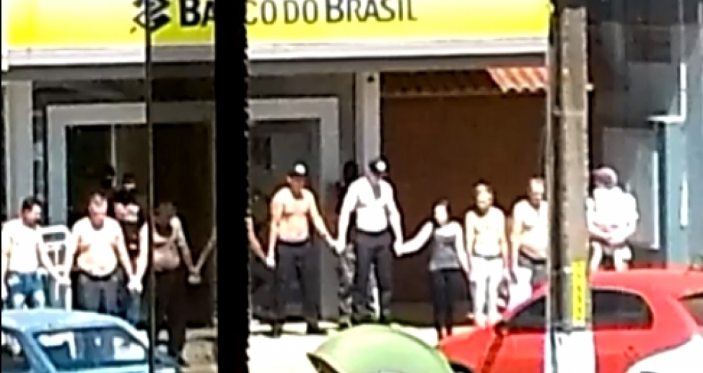 Bandidos fazem cord�o humano para se proteger em assalto a banco em Tr�s Palmeiras (RS).