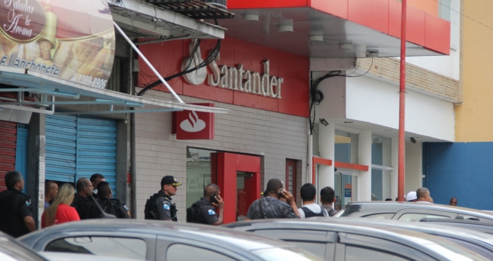 Ag�ncia de Not�cias - Parceiro - Criminosos armados invadiram uma ag�ncia do banco Santander e fizeram alguns clientes ref�ns, em uma tentativa de assalto em Madureira, na Zona Norte do Rio, nesta sexta(02). Foto: Fausto Maia/Parceiro/Ag�ncia O Dia