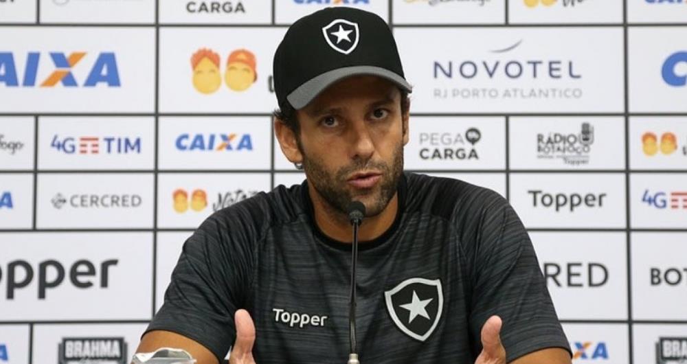 Alberto Valentim é o técnico do Botafogo