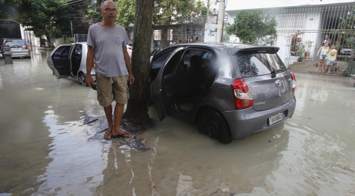 Carro foi 'engolido' por buraco causado por vazamento de tubulação em rua de Vila Isabel