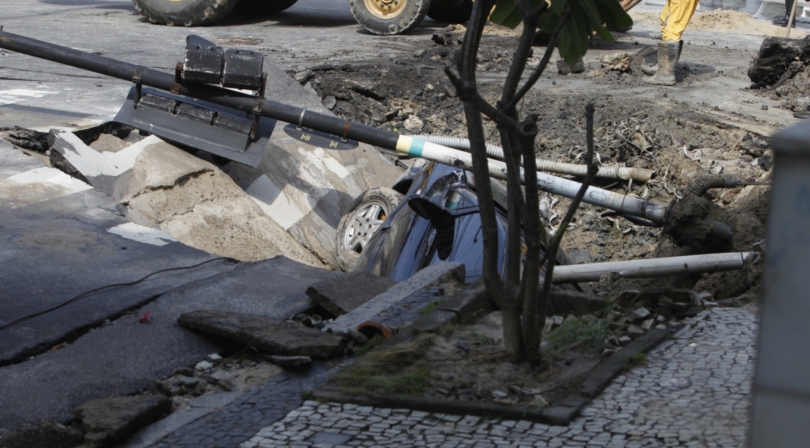 Carro foi 'engolido' por buraco causado por vazamento de tubulação em rua de Vila Isabel