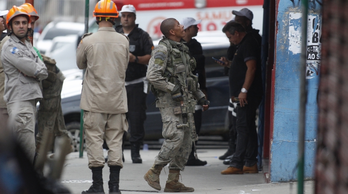 3-02-8--20 - Bandidos fazem assalto a banco e fazem clientes de refém, em Madureira, zona norte do Rio de Janeiro. Na imagem, movimentação de policiais no local. Foto de Alexandre Brum / Agência O Dia - POLICIA ASSALTO CRIME REFÉM BANDIDOS CRIMINOSOS BANCO AGÊNCIA BANCîRIA
