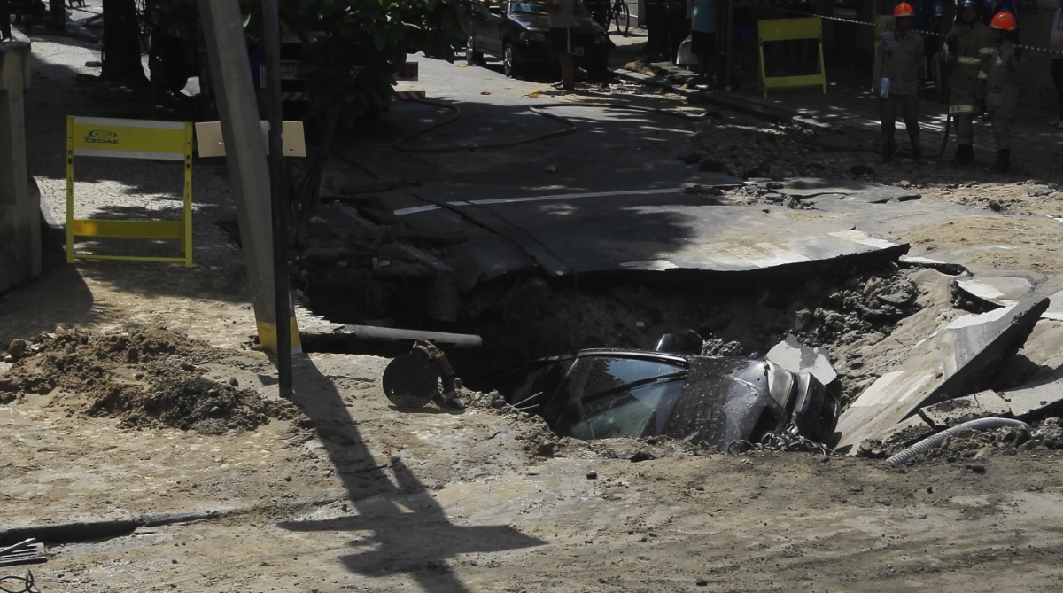 Rompimento em Tubula&ccedil;&atilde;o da  cedae nas Ruas Tores Homem com Souza Franco na Tijuca Zona Norte do Rio deixa varias Ruas alagadas , uma vila e um carro no buraco feito pela for&ccedil;a da agua, Severido  Silva Agencia O Dia