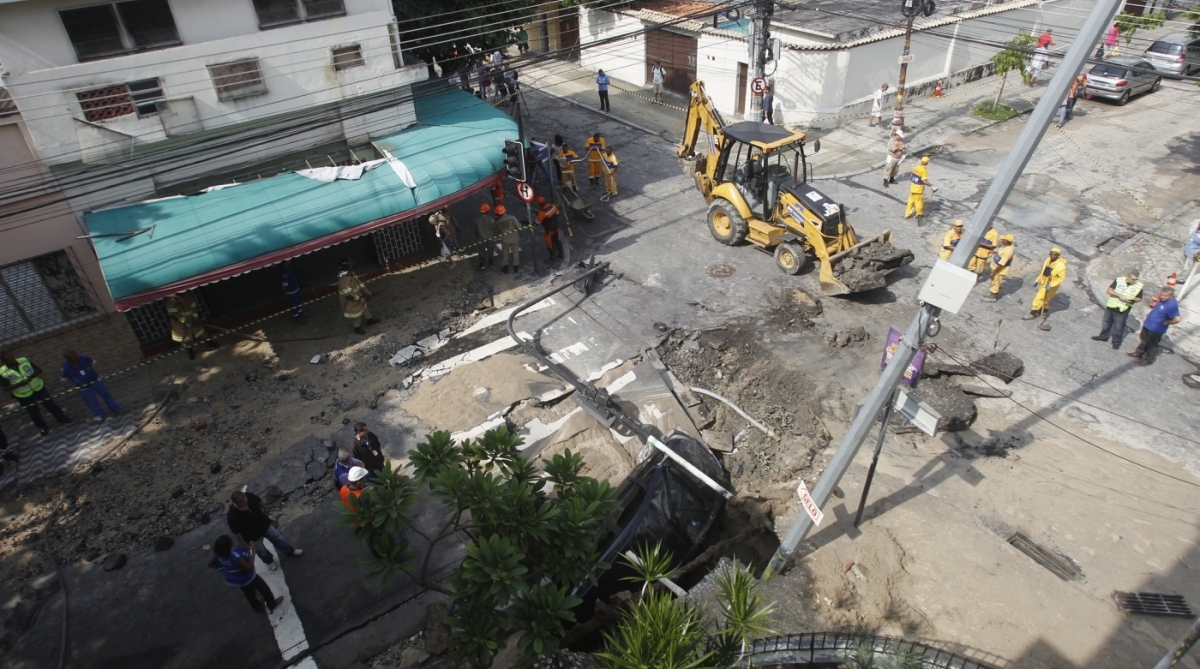 Rompimento em Tubula&ccedil;&atilde;o da  cedae nas Ruas Tores Homes com Souza Franco na Tijuca Zona Norte do Rio deixa varias Ruas alagadas , uma vila e um carro no buraco feito pela for&ccedil;a da agua, Severido  Silva Agencia O Dia