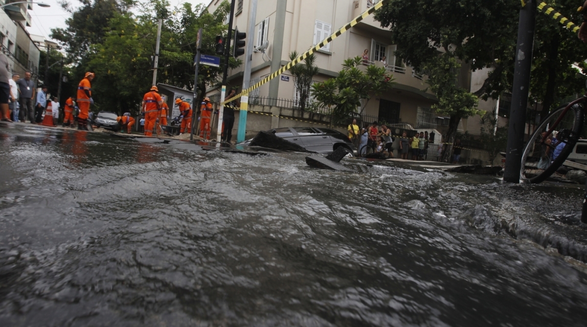 Rompimento em Tubula&ccedil;&atilde;o da  cedae nas Ruas Tores Homem com Souza Franco na Tijuca Zona Norte do Rio deixa varias Ruas alagadas , uma vila e um carro no buraco feito pela for&ccedil;a da agua, Severido  Silva Agencia O Dia