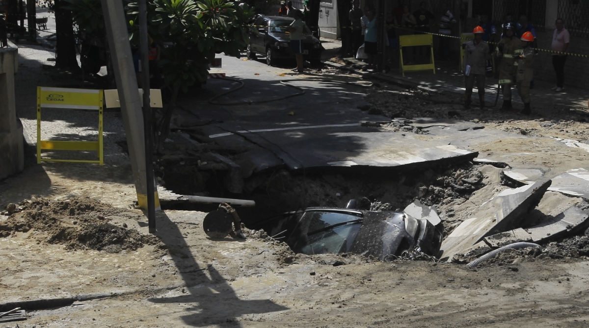 Rompimento em Tubula&ccedil;&atilde;o da  cedae nas Ruas Tores Homem com Souza Franco na Tijuca Zona Norte do Rio deixa varias Ruas alagadas , uma vila e um carro no buraco feito pela for&ccedil;a da agua, Severido  Silva Agencia O Dia