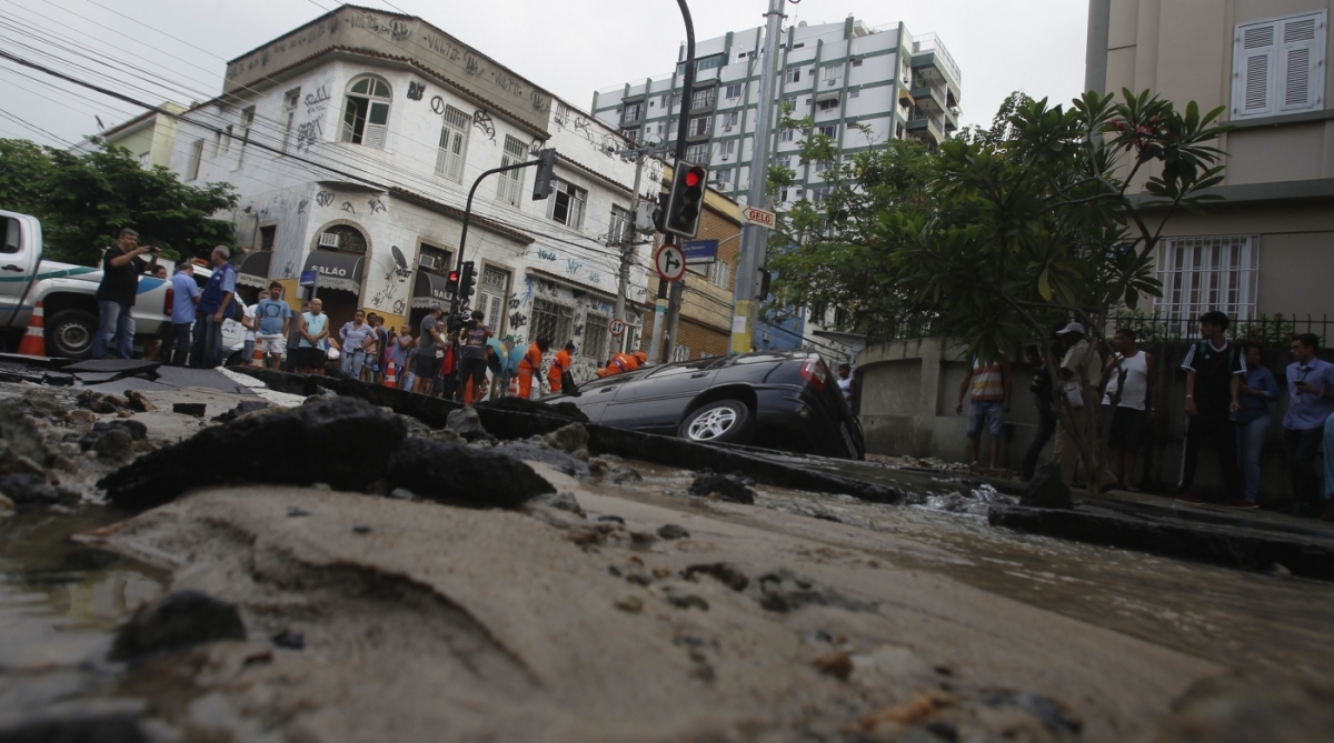 Tubula&ccedil;&atilde;o da Cedae rompeu e provocou transtornos na Rua Torres Homem