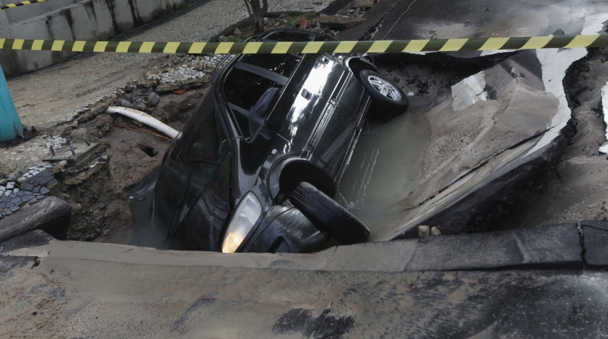 Rompimento em Tubula&ccedil;&atilde;o da  cedae nas Ruas Tores Homem com Souza Franco na Tijuca Zona Norte do Rio deixa varias Ruas alagadas , uma vila e um carro no buraco feito pela for&ccedil;a da agua, Severido  Silva Agencia O Dia