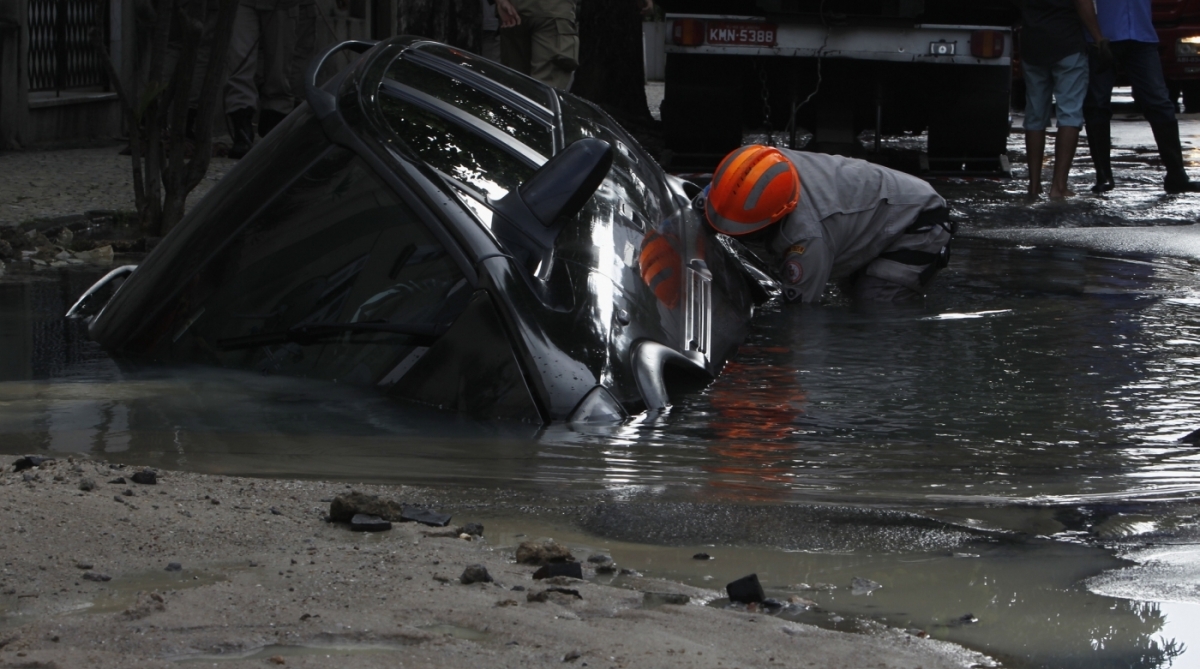 Carro foi 'engolido' por buraco causado por vazamento de tubula&ccedil;&atilde;o em rua de Vila Isabel