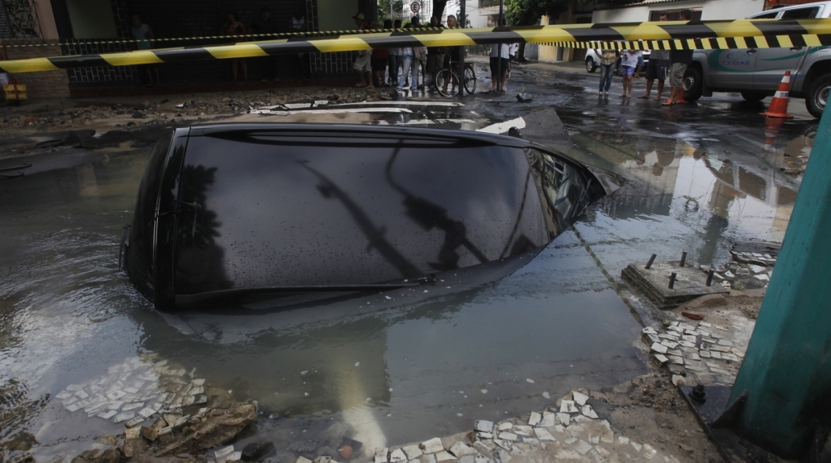 Rompimento em Tubula&ccedil;&atilde;o da  cedae nas Ruas Tores Homem com Souza Franco na Tijuca Zona Norte do Rio deixa varias Ruas alagadas , uma vila e um carro no buraco feito pela for&ccedil;a da agua, Severido  Silva Agencia O Dia