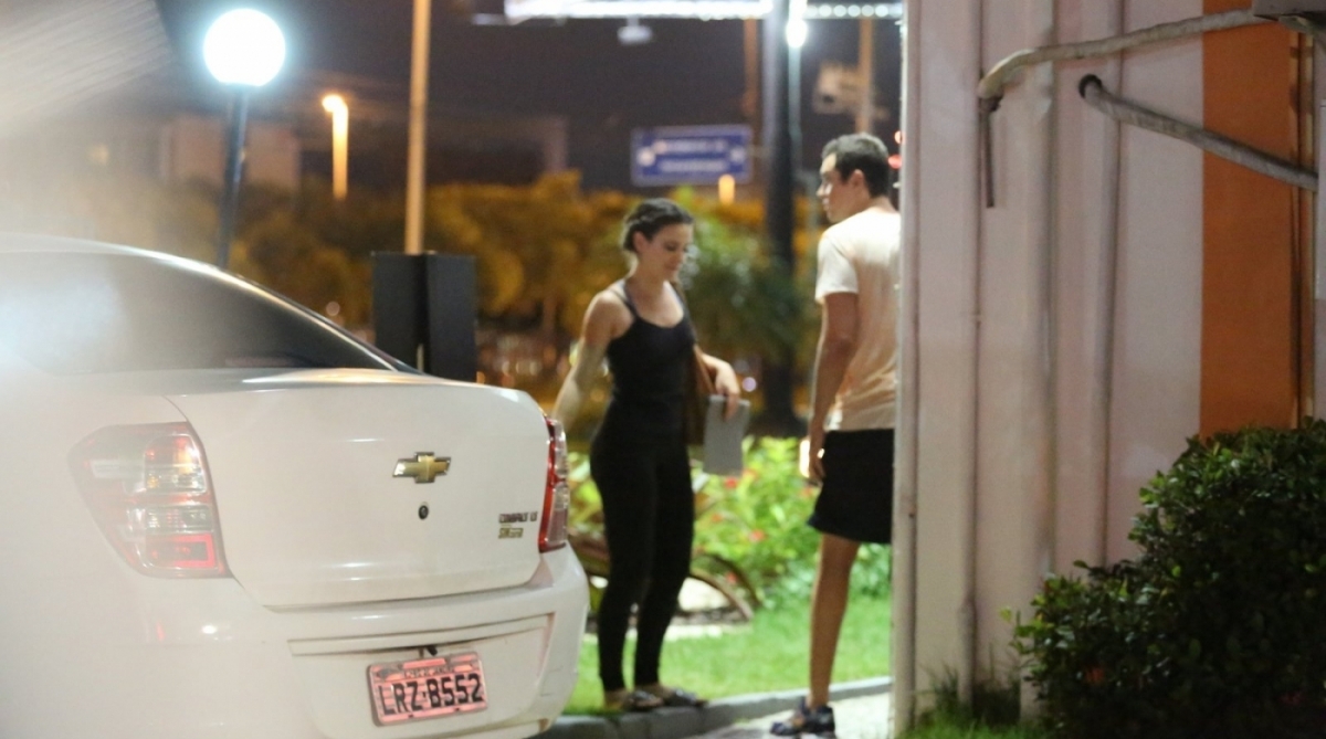 Sérgio Guizé e Bianca Bin são flagrados juntos na Barra da Tijuca