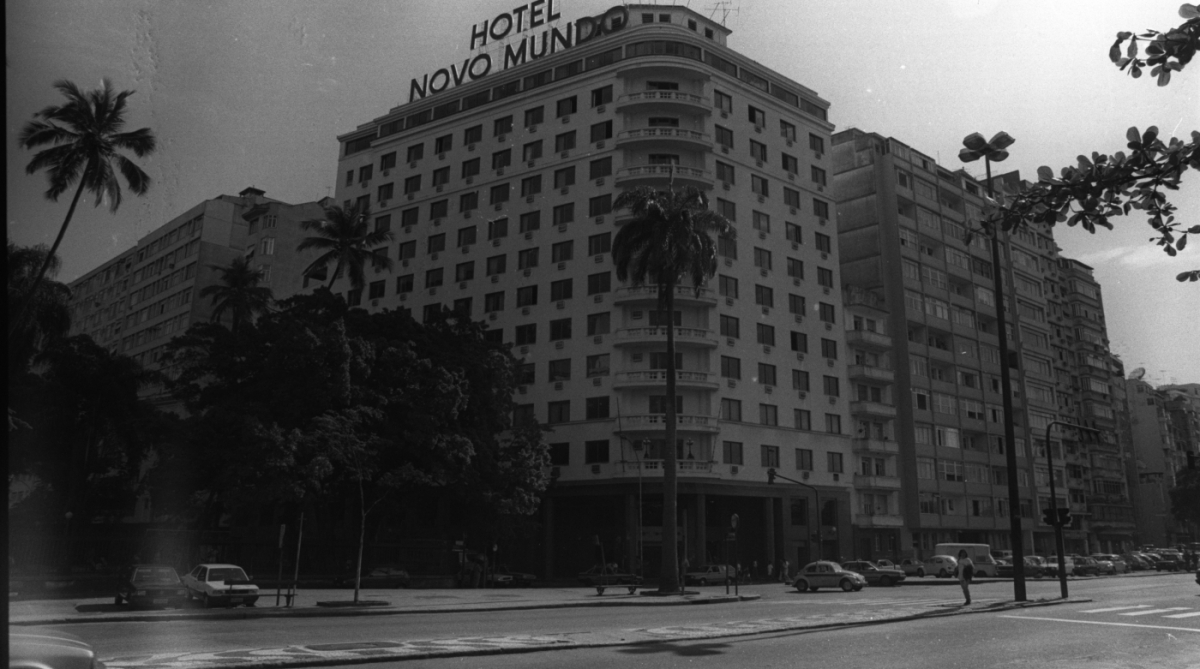 O Hotel Novo Mundo, na Praia do Flamengo, foi inaugurado a tempo de receber os convidados que vieram assistir &agrave; Copa do Mundo de 1950 no Rio. Tradicional na cidade, tamb&eacute;m foi ponto de encontro de pol&iacute;ticos que circulavam ali perto, no Pal&aacute;cio do Catete, ent&atilde;o sede do governo federal. A foto &eacute; de junho de 1982.