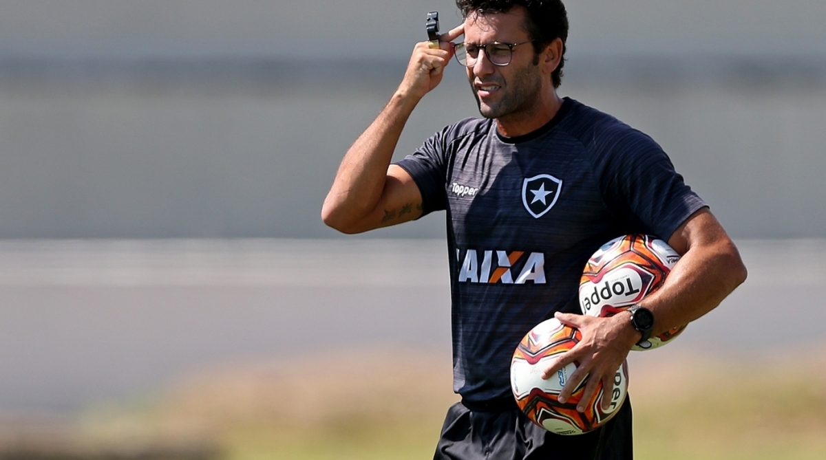 Alberto Valentim, técnico do Botafogo, comanda treino no Nilton Santos