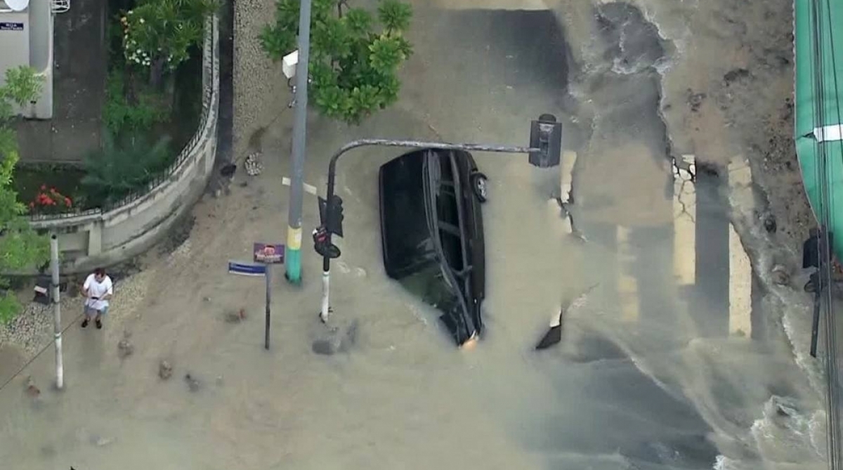 Carro foi engolido por buraco causado por rompimento de tubulação em Vila Isabel