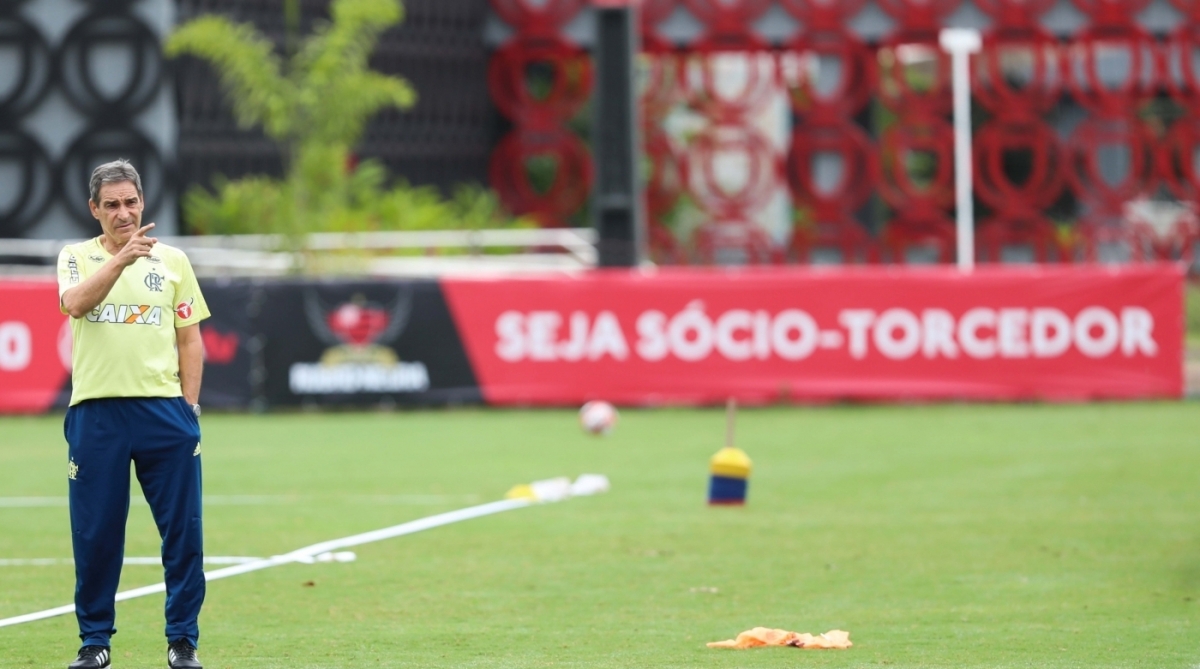 Paulo César Carpegiani, técnico do Flamengo, comanda treino no Ninho do Urubu