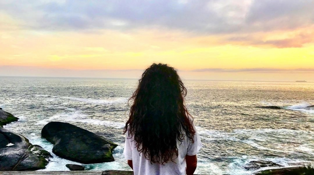 Claudia Ohana lendo o roteiro de 'Desnude'