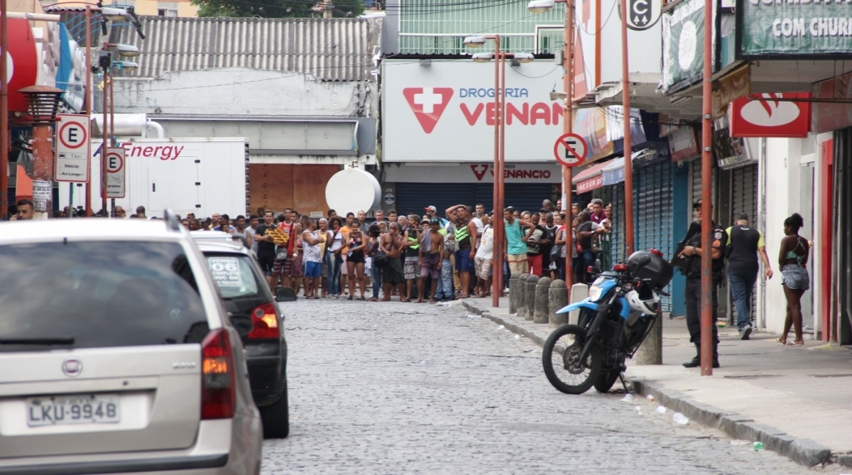 Agência de Notícias - Parceiro - Criminosos armados invadiram uma agência do banco Santander e fizeram alguns clientes reféns, em uma tentativa de assalto em Madureira, na Zona Norte do Rio, nesta sexta(02). Foto: Fausto Maia/Parceiro/Agência O Dia