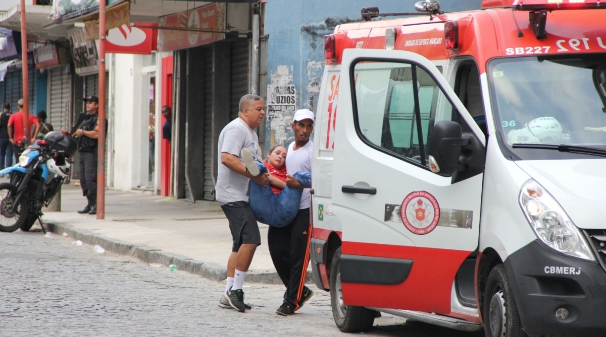 Agência de Notícias - Parceiro - Criminosos armados invadiram uma agência do banco Santander e fizeram alguns clientes reféns, em uma tentativa de assalto em Madureira, na Zona Norte do Rio, nesta sexta(02). Foto: Fausto Maia/Parceiro/Agência O Dia
