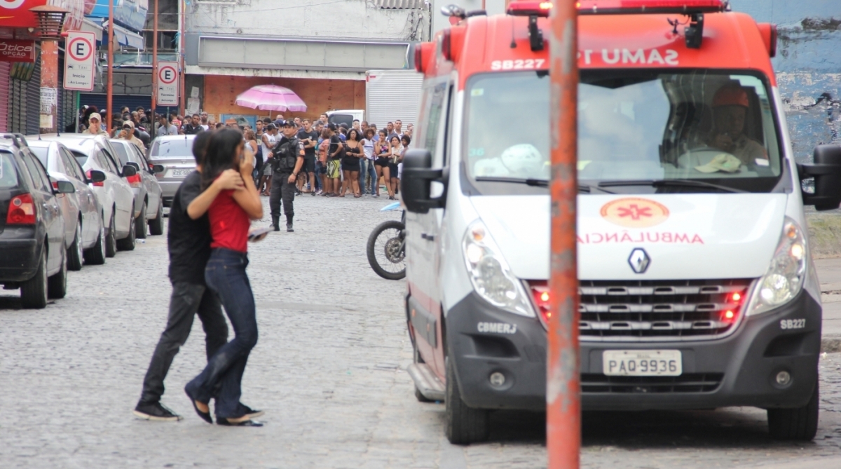 Agência de Notícias - Parceiro - Criminosos armados invadiram uma agência do banco Santander e fizeram alguns clientes reféns, em uma tentativa de assalto em Madureira, na Zona Norte do Rio, nesta sexta(02). Foto: Fausto Maia/Parceiro/Agência O Dia