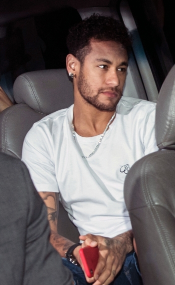 Brazilian superstar Neymar is pictured, upon his arrival in Belo Horizonte, Minas Gerais state, Brazil on March 2, 2018 ahead of an operation on his fractured foot. 
Brazilian superstar Neymar arrived in Belo Horizonte later Friday for surgery to mend a broken bone in his right foot, while an anxious footballing nation wondered if its World Cup build-up will also need urgent care. / AFP PHOTO / Nelson ALMEIDA / ALTERNATIVE CROP