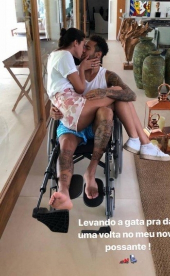 Neymar leva Bruna Marquezine para passear em seu novo 'possante'