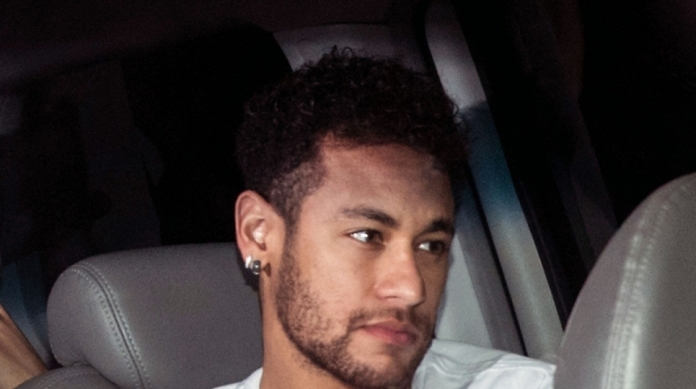 O craque Neymar passa bem ap�s a cirurgia e at� assistiu � vit�ria do PSG, pelo Campeonato Franc�s