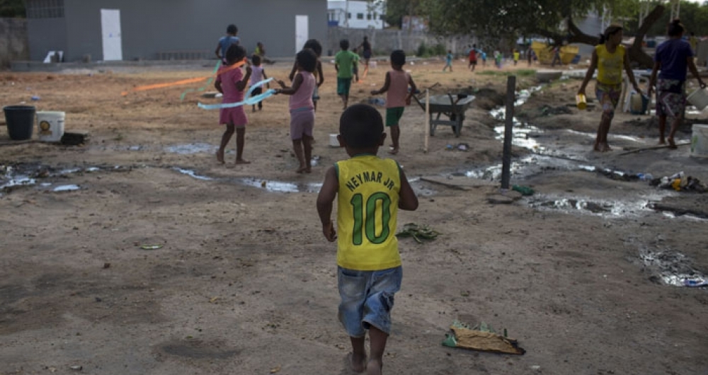 Criana refugiada venezuelana brinca dentro do abrigo Pintolandia, em Boa Vista