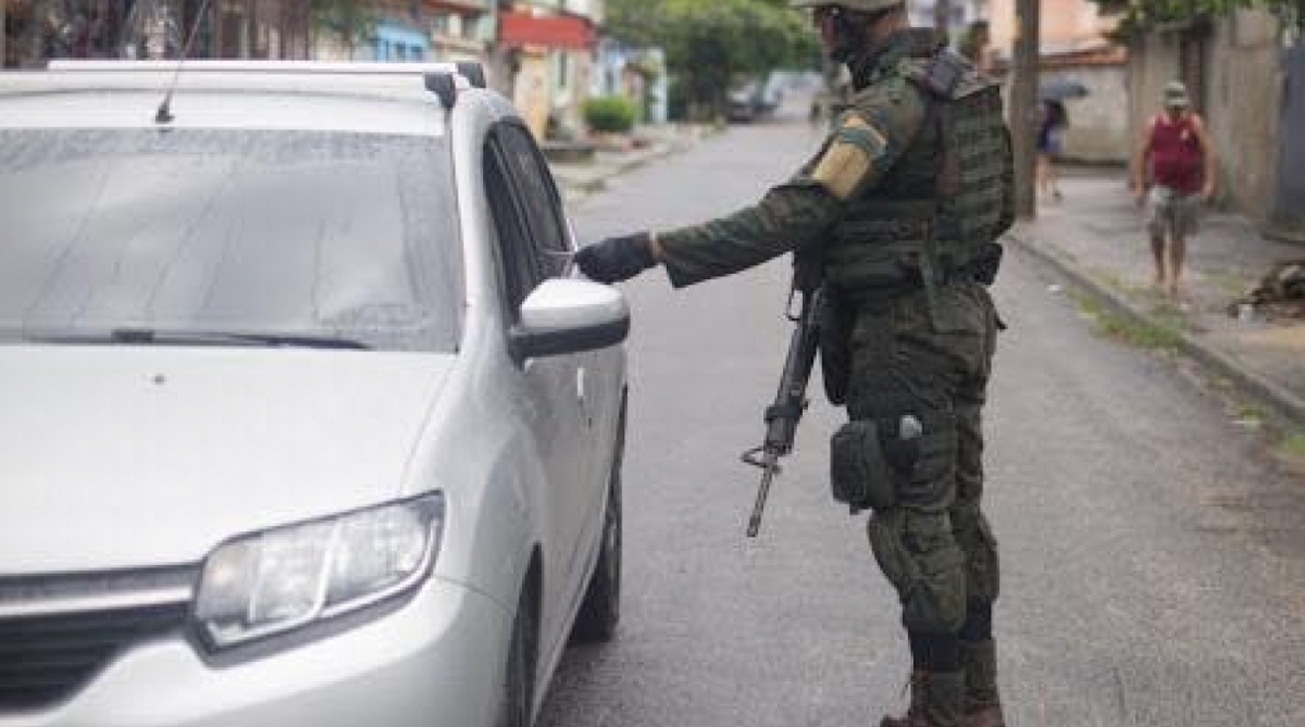 Forças Armadas fazem operação na Vila Kennedy