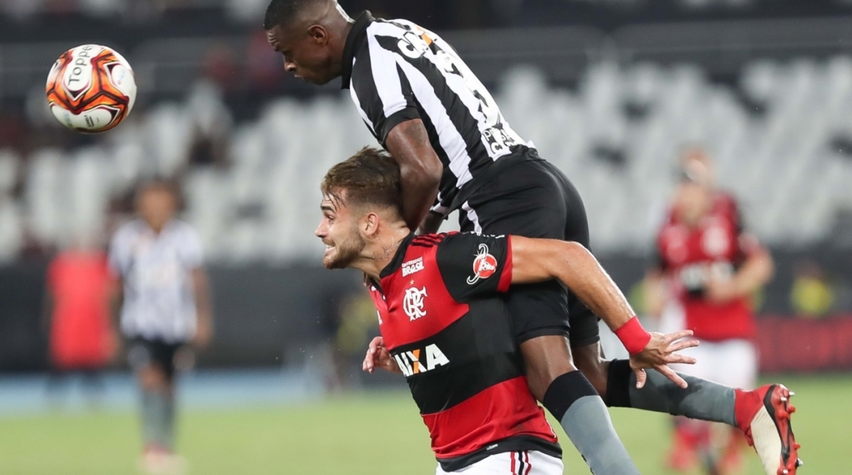 Marcelo se apoia em Vizeu para impedir o ataque do Fla: cartões de sobra no Nilton Santos - Gilvan Souza / Flamengo